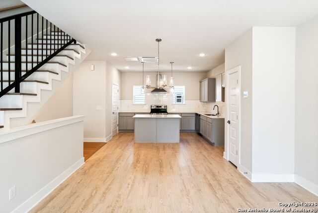 Image 9 of 21 For 419 Ira Avenue  1101