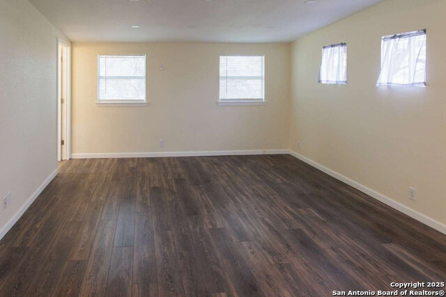 Listing photo id 14 for 210 Bronco