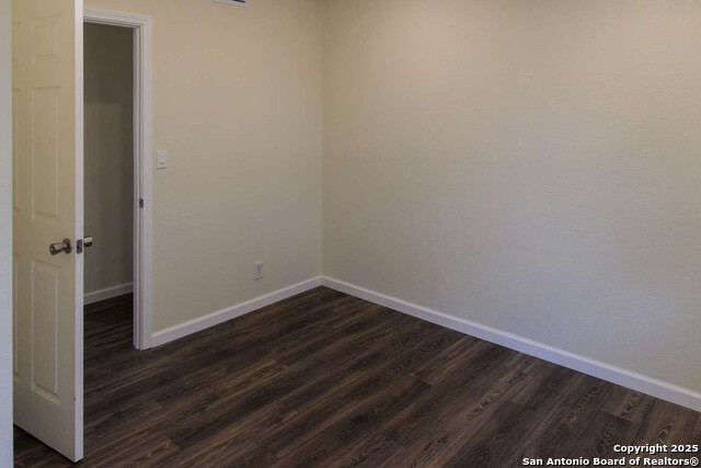 Listing photo id 19 for 210 Bronco