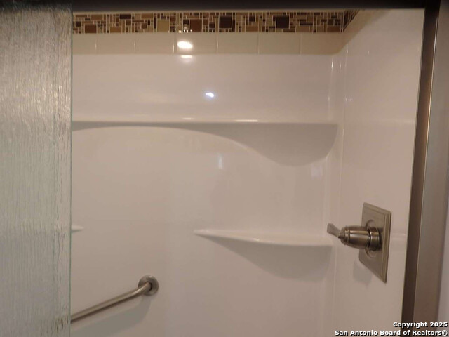 Listing photo id 22 for 210 Bronco