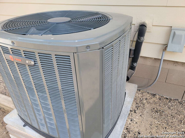 Listing photo id 24 for 210 Bronco