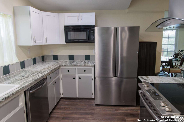 Listing photo id 5 for 210 Bronco