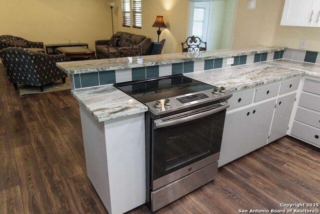 Listing photo id 6 for 210 Bronco