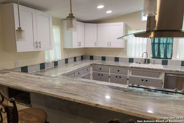 Listing photo id 7 for 210 Bronco