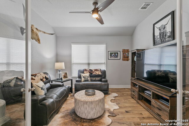 Listing photo id 8 for 1062 Cedar Glen