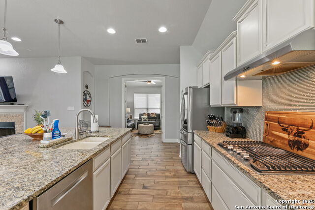 Listing photo id 12 for 1062 Cedar Glen
