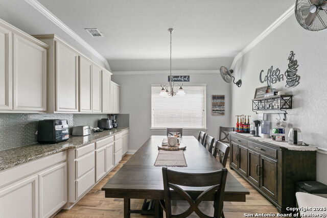 Listing photo id 14 for 1062 Cedar Glen