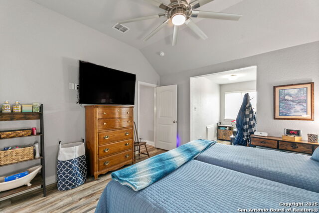 Listing photo id 33 for 1062 Cedar Glen