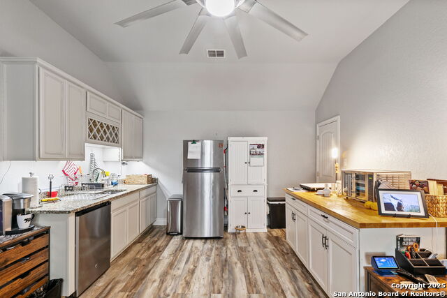 Listing photo id 35 for 1062 Cedar Glen