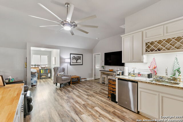 Listing photo id 36 for 1062 Cedar Glen