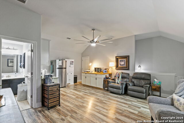 Listing photo id 37 for 1062 Cedar Glen