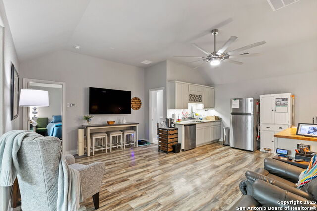 Listing photo id 38 for 1062 Cedar Glen