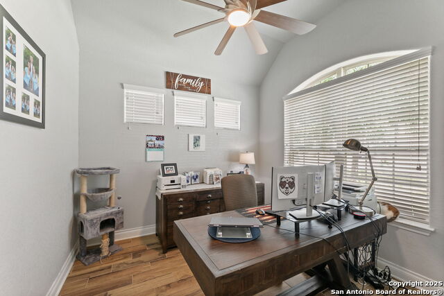 Listing photo id 3 for 1062 Cedar Glen