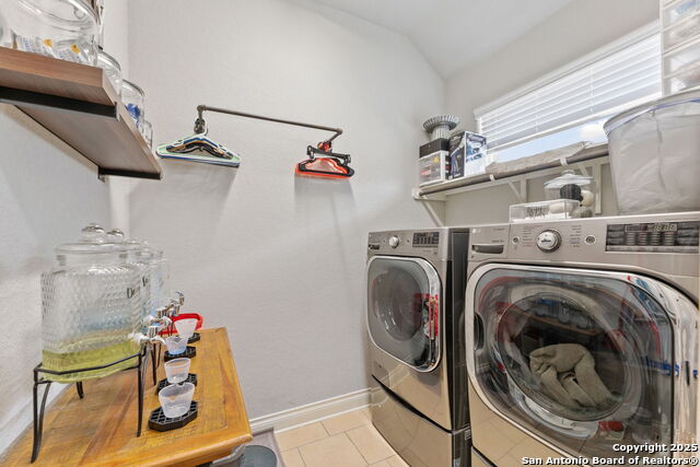 Listing photo id 6 for 1062 Cedar Glen