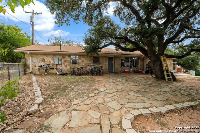 Listing photo id 16 for 930 School St N