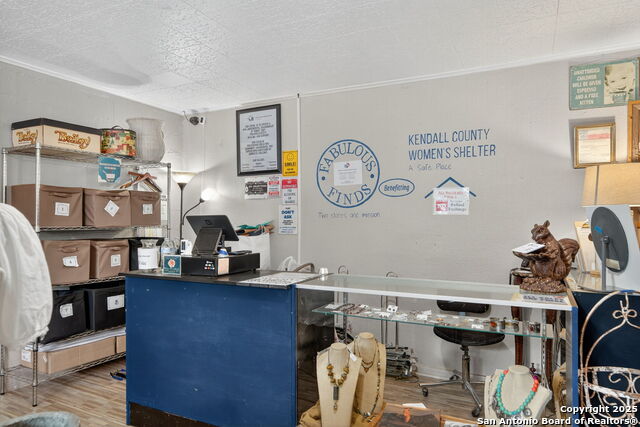 Listing photo id 17 for 930 School St N