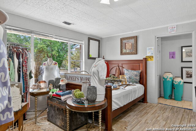 Listing photo id 18 for 930 School St N