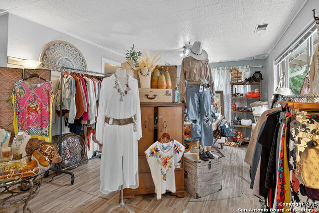 Listing photo id 19 for 930 School St N