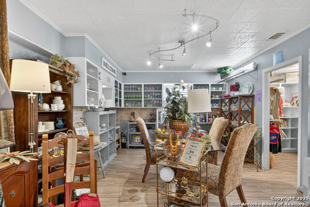 Listing photo id 21 for 930 School St N