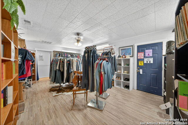 Listing photo id 27 for 930 School St N