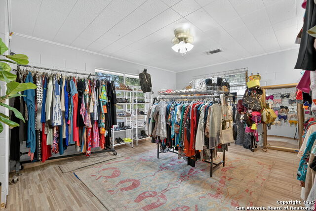 Listing photo id 32 for 930 School St N