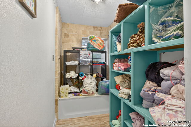 Listing photo id 33 for 930 School St N