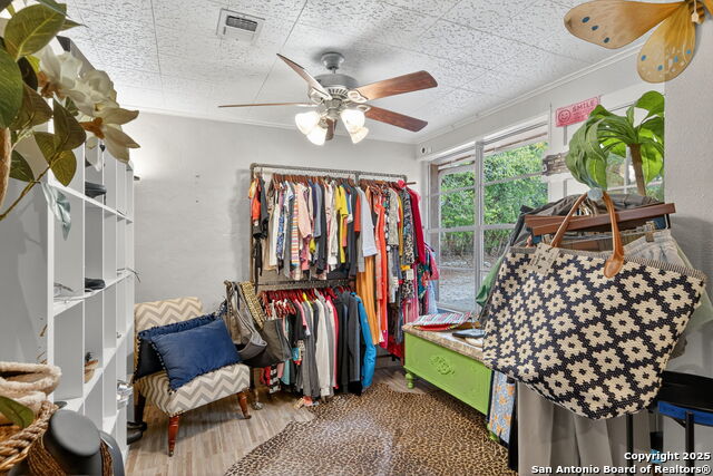 Listing photo id 34 for 930 School St N