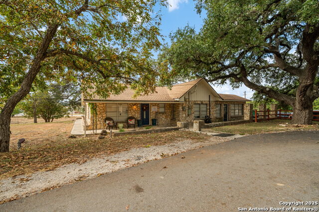 Listing photo id 40 for 930 School St N