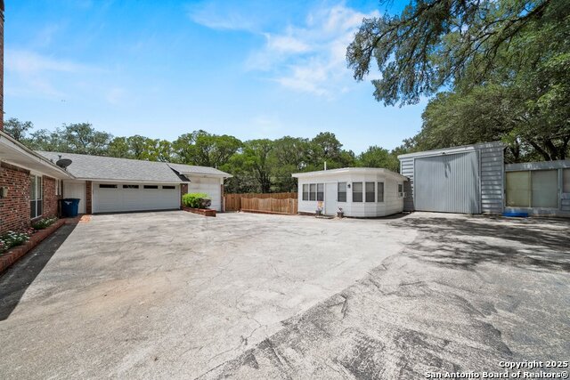 Listing photo id 40 for 699 Floral Avenue