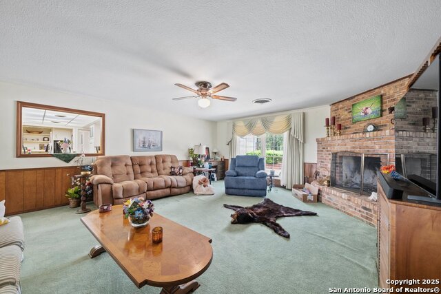 Listing photo id 7 for 699 Floral Avenue