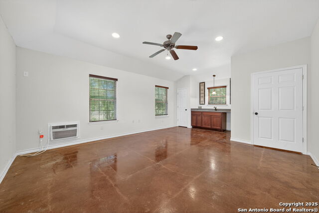 Listing photo id 15 for 920 Blanco E