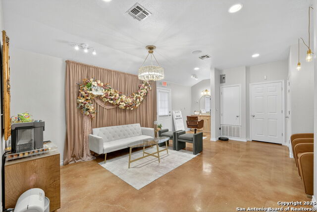 Listing photo id 25 for 920 Blanco E