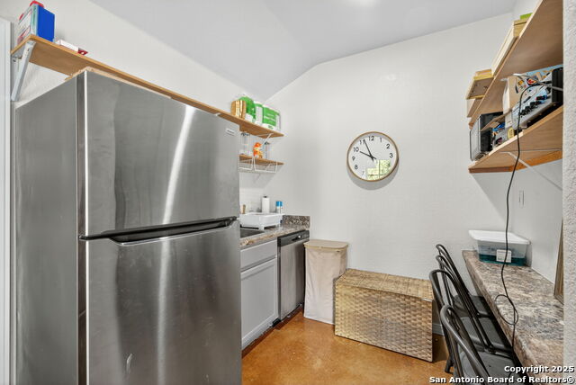 Listing photo id 30 for 920 Blanco E