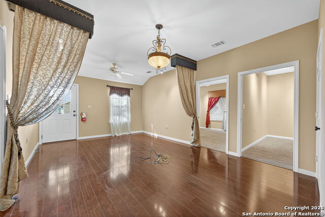 Listing photo id 32 for 920 Blanco E