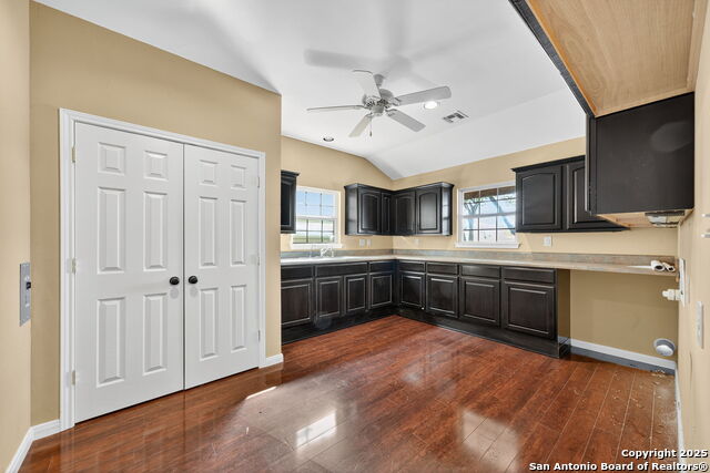 Listing photo id 33 for 920 Blanco E