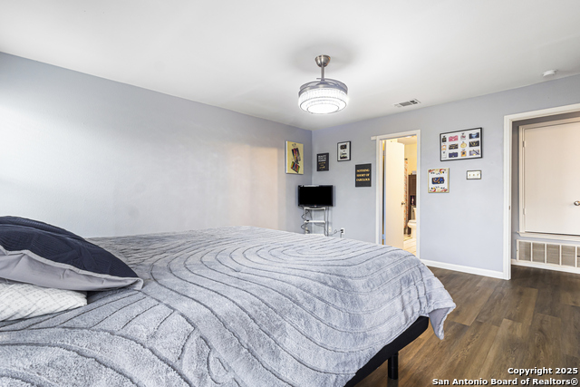 Listing photo id 13 for 5617 Timber Rain