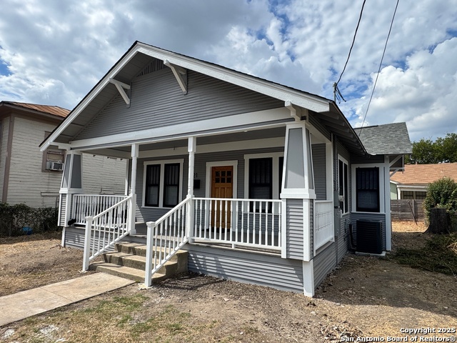 Listing photo id 0 for 1321 Muncey  