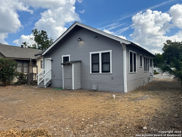 Listing photo id 21 for 1321 Muncey  