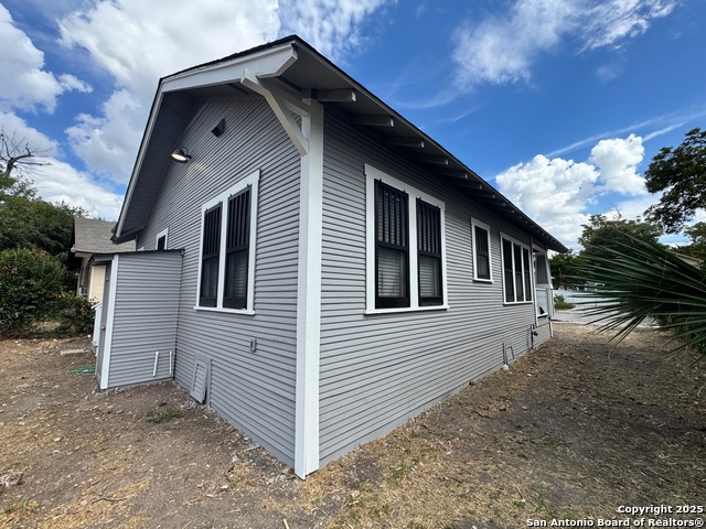 Listing photo id 22 for 1321 Muncey  