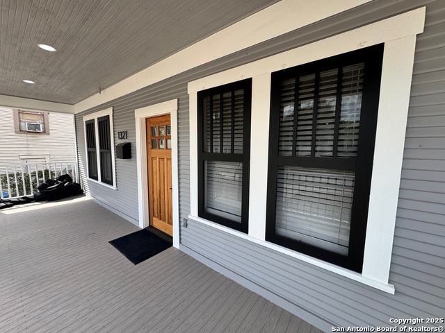 Listing photo id 1 for 1321 Muncey  