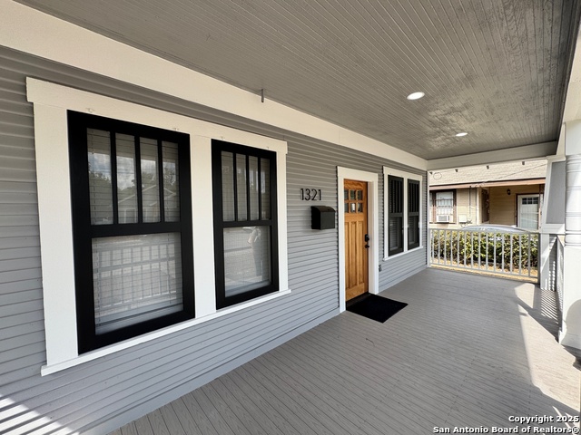 Listing photo id 2 for 1321 Muncey  