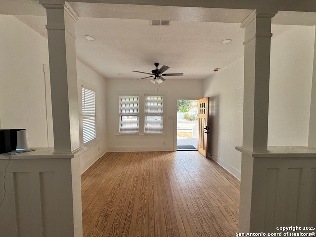 Listing photo id 3 for 1321 Muncey  