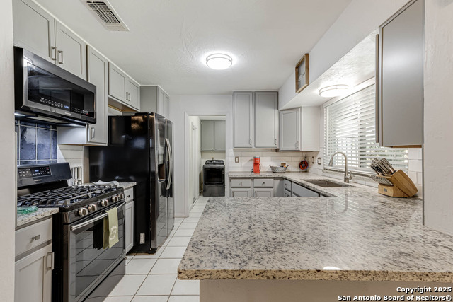 Listing photo id 13 for 5915 Rimkus  