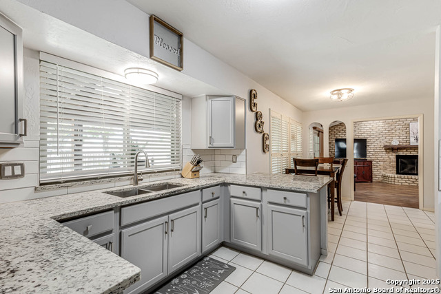 Listing photo id 15 for 5915 Rimkus  