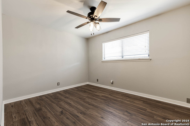 Listing photo id 26 for 5915 Rimkus  