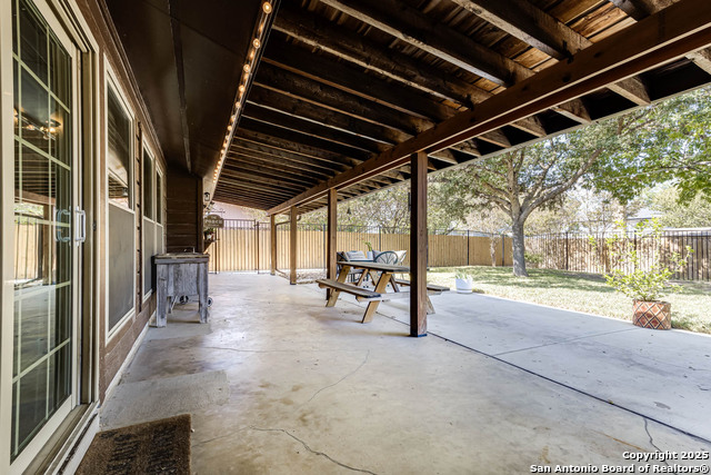 Listing photo id 29 for 5915 Rimkus  