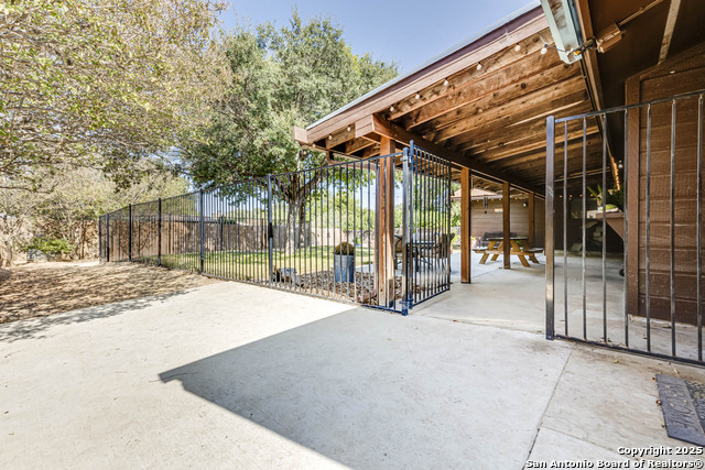 Listing photo id 32 for 5915 Rimkus  