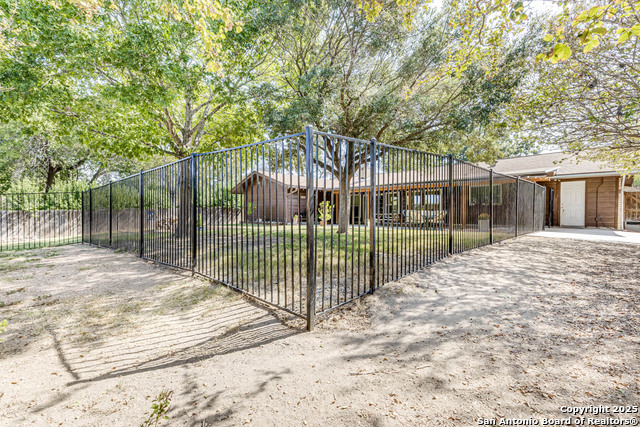 Listing photo id 33 for 5915 Rimkus  