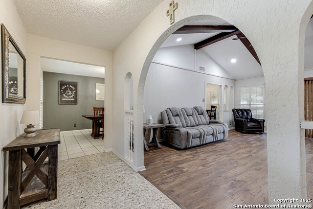 Listing photo id 2 for 5915 Rimkus  