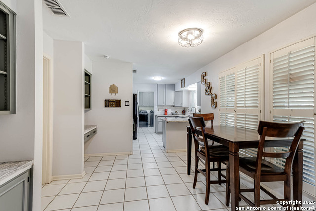 Listing photo id 7 for 5915 Rimkus  